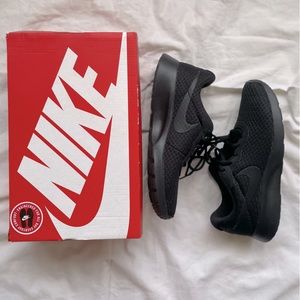 NIKE Tanjun Women’s Sneakers Sz 7.5 NIB